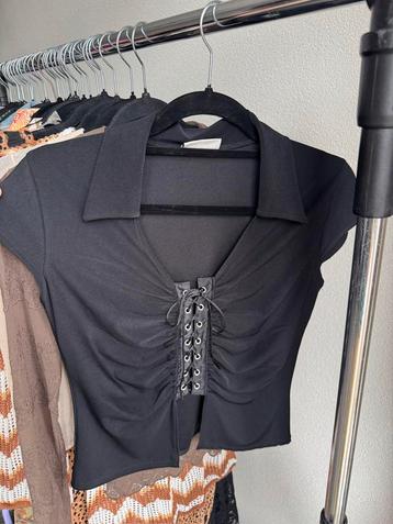 Vintage Y2K zwarte crop top met veter detail beschikbaar voor biedingen