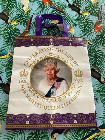 Nieuwe shopper Queen Elizabeth 2 - Celebrating the life beschikbaar voor biedingen