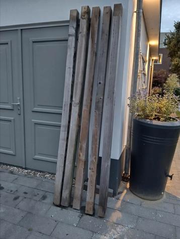 5 stevige houten palen beschikbaar voor biedingen