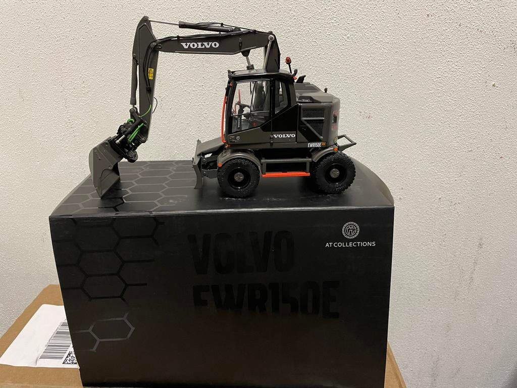 Volvo EWR150E  limited black edition AT collections, Hobby en Vrije tijd, Modelauto's | 1:32, Zo goed als nieuw, Tractor of Landbouw