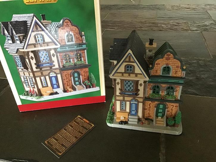 kersthuis met hond en poes bij de voordeur, incl verlichting, Diversen, Kerst, Nieuw, Ophalen of Verzenden