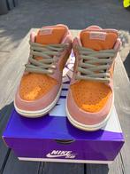 Nike SB Dunk Low Pro | 44,5/10,5 | Red Stardust Olive, Kleding | Heren, Schoenen, Overige kleuren, Nike, Nieuw, Ophalen of Verzenden