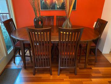 Eettafel en 6 bijpassende stoelen beschikbaar voor biedingen