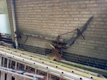 Oude antieke ploeg beschikbaar voor biedingen