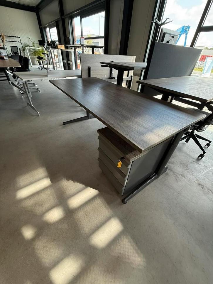 Ahrend instelbaar bureau met nieuw bruin eiken blad, Huis en Inrichting, Bureaus, Gebruikt, Bureau, In hoogte verstelbaar, Ophalen of Verzenden
