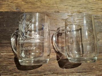 2 glazen bierpullen (1x Sabastian) beschikbaar voor biedingen