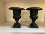2 Gietijzeren Vazen - 28 cm hoog, Huis en Inrichting, Ophalen, Overige materialen, Gebruikt, Zwart