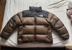 The North Face Nuptse puffer jas bruin/zwart maat L donsjas, Kleding | Heren, Jassen | Winter, Maat 52/54 (L), Bruin, Ophalen of Verzenden