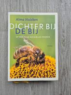 Alma Huisken - Dichter bij de bij, Boeken, Ophalen of Verzenden, Zo goed als nieuw, Alma Huisken
