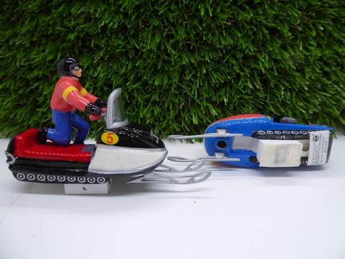 Department 56 Kerstdorp Set sneeuwscooters  --  191, Diversen, Kerst, Zo goed als nieuw, Verzenden