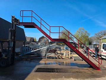 Stalen trap met bordes rood. Hoog 3,7 mtr. Nob032 beschikbaar voor biedingen