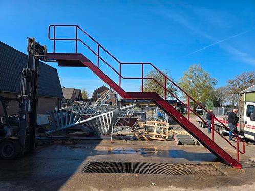 Stalen trap met bordes rood. Hoog 3,7 mtr. Nob032, Doe-het-zelf en Verbouw, Ladders en Trappen, Zo goed als nieuw, 2 tot 4 meter