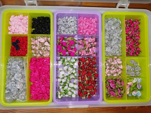 stoffen roosjes hele doos met verschillende kleuren, Hobby en Vrije tijd, Knutselen, Nieuw, Knutselwerk, Ophalen of Verzenden