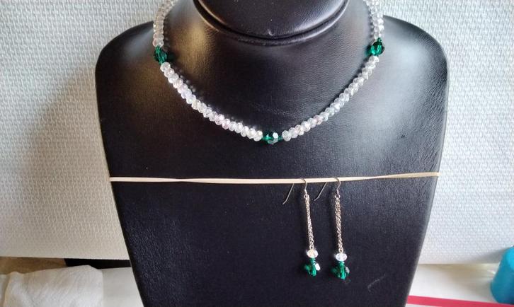 Schitterend Smaragd en heldere kristal ketting SALE, Sieraden, Tassen en Uiterlijk, Kettingen, Nieuw, Zilver, Wit, Met kristal