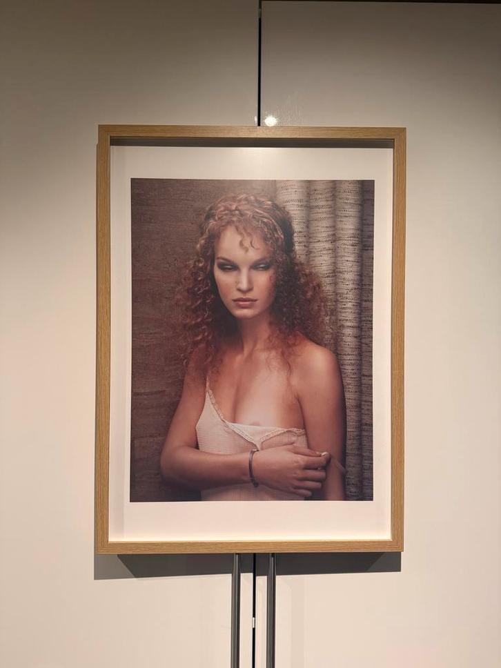 Erwin Olaf - Fall / 2008 / Nikola, Antiek en Kunst, Kunst | Tekeningen en Foto's, Ophalen of Verzenden