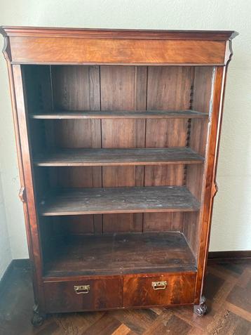 Antieke houten boekenkast beschikbaar voor biedingen