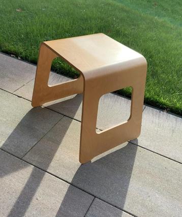 tafeltje, krukje, Ikea Benjamin, rond gebogen, playwood kruk beschikbaar voor biedingen