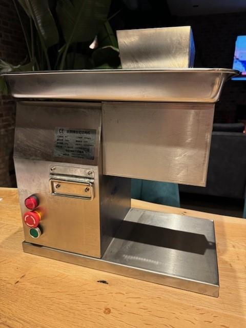 NW Vlees SnijMachine Vleesvermalser € 495 ex btw, Zakelijke goederen, Horeca | Keukenapparatuur, Bakkerij en Slagerij, Nieuw in verpakking