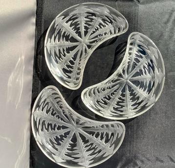 Drie antieke kristallen schaaltjes,R.Lalique,1924. beschikbaar voor biedingen