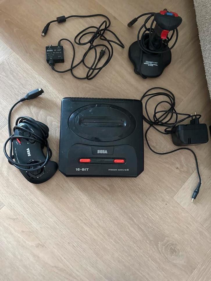 Sega Mega Drive II met accessoires, Spelcomputers en Games, Spelcomputers | Sega, Gebruikt, Mega Drive, Met 2 controllers, Met games