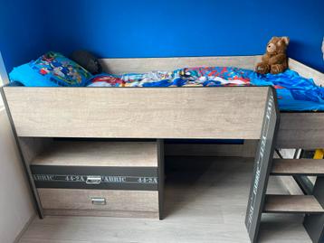 Hoogslaper met bureau en opbergruimte beschikbaar voor biedingen