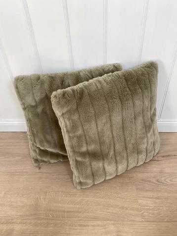 2 x luxe, bontlook sierkussen / kussen taupe 43 x 43 cm beschikbaar voor biedingen