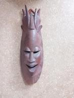 Houten masker, Ophalen