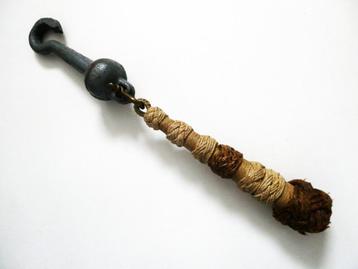 Oude klepel met allemansend allemanseind van een scheepsbel beschikbaar voor biedingen