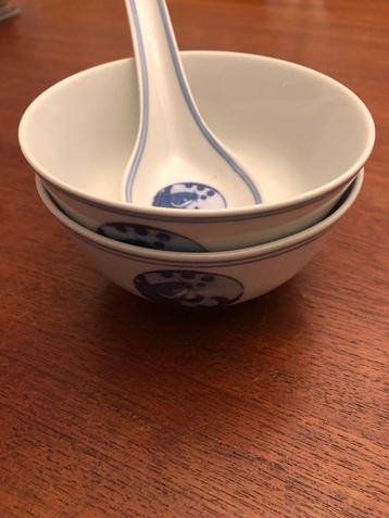 Twee Chinese Kommen met Lepel beschikbaar voor biedingen