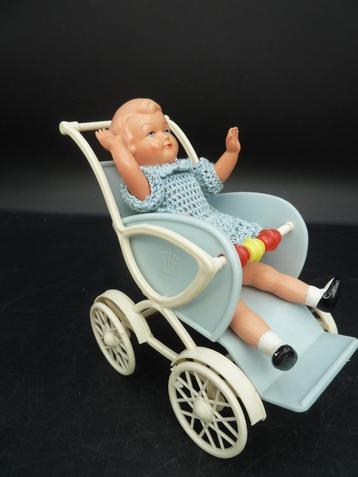 Vintage kunststof poppenwandelwagentje en popje.  beschikbaar voor biedingen