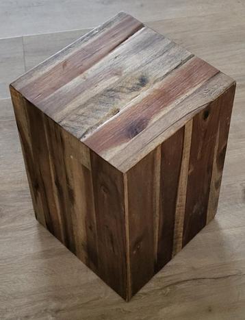Sokkel bijzettafel beschikbaar voor biedingen