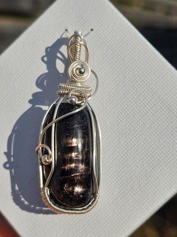 Prachtig hyperstheen hangertje beschikbaar voor biedingen