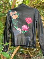 Jasje beschilderd met bloemen, lijkt echt leer, Kleding | Dames, Ophalen of Verzenden, Zo goed als nieuw, Maat 38/40 (M), Zwart