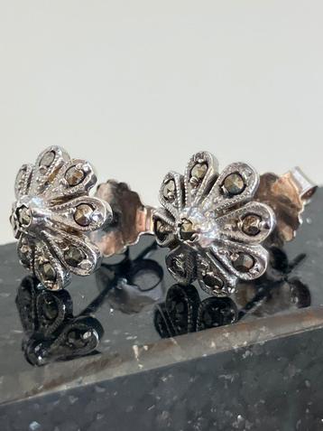 Set antieke zilveren oorstekers beschikbaar voor biedingen