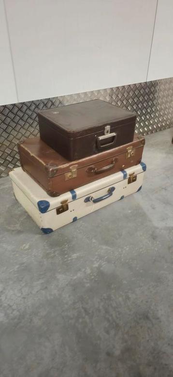 3 oude vintage koffers beschikbaar voor biedingen