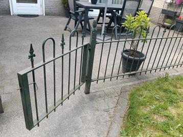 ijzeren hekwerk met poortje. beschikbaar voor biedingen