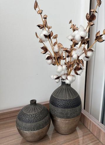 2 zware handmade bruin/zwarte vazen hoogtes 21 en 31 cm beschikbaar voor biedingen