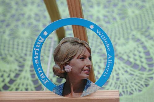 Vintage Fan-string met afbeelding van Willeke Alberti jrn 60, Verzamelen, Muziek, Artiesten en Beroemdheden, Gebruikt, Overige typen