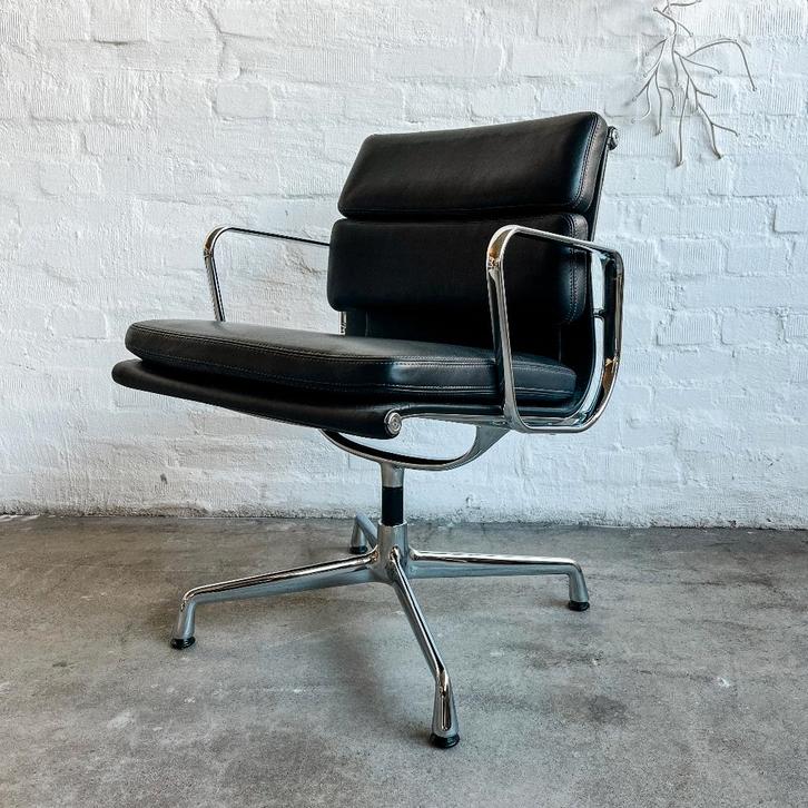 Vitra – Soft Pad Chair EA 208 Conference – Leer zwart, Huis en Inrichting, Stoelen, Gebruikt, Eén, Leer, Metaal, Zwart, Ophalen of Verzenden