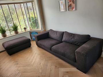 Comfortabele 2,5-zits bank met bijpassende poef beschikbaar voor biedingen