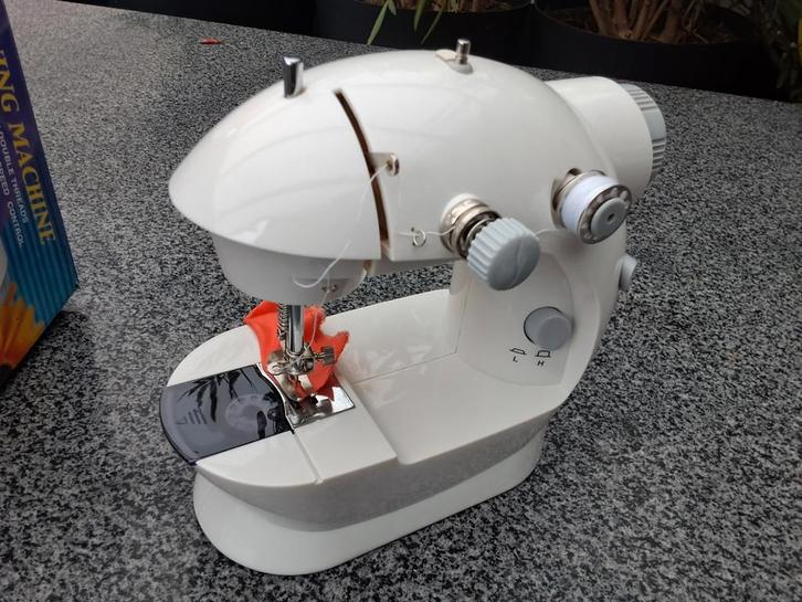 Mini Naaimachine - Compact en Handig!, Hobby en Vrije tijd, Naaimachines en Toebehoren, Zo goed als nieuw, Naaimachine, Overige merken