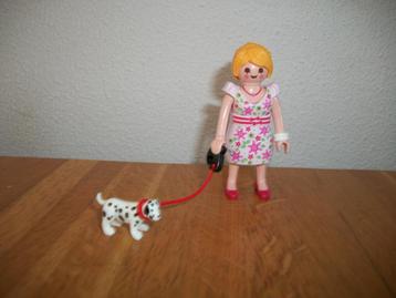 Dame met hondje beschikbaar voor biedingen