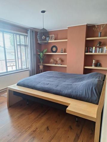 Op maat gemaakte eikenhouten bedombouw beschikbaar voor biedingen