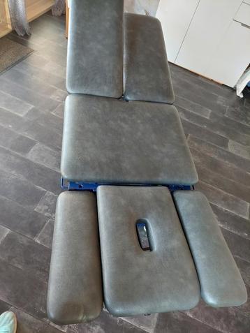 Nette massagetafel of behandeltafel, elektrisch verstelbaar  beschikbaar voor biedingen