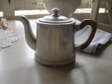 Vintage aluminium theepot met filter  beschikbaar voor biedingen