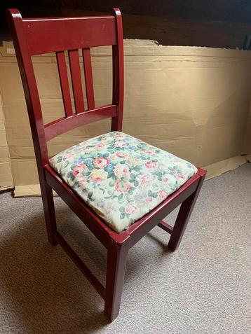 2 DONKERRODE EETKAMERSTOELEN. GRATIS beschikbaar voor biedingen