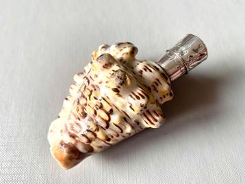 Antiek parfumflesje, schelp met zilveren dop, ca.1890. beschikbaar voor biedingen
