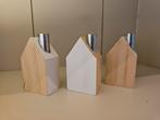 Drie minimalistische houten huisjes. 9,5 cm. Wit/hout/zilver, Ophalen of Verzenden, Zo goed als nieuw