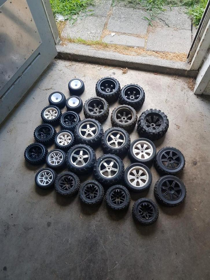 Rc 1/10 - 1/9 en 1/8 monstertruck banden, Auto diversen, Wieldoppen, Zo goed als nieuw, Ophalen of Verzenden
