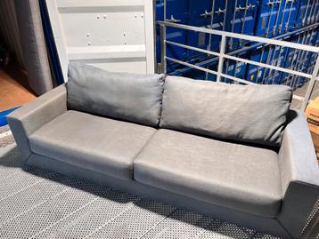 Moderne grijze bank - Zo goed als nieuw! beschikbaar voor biedingen